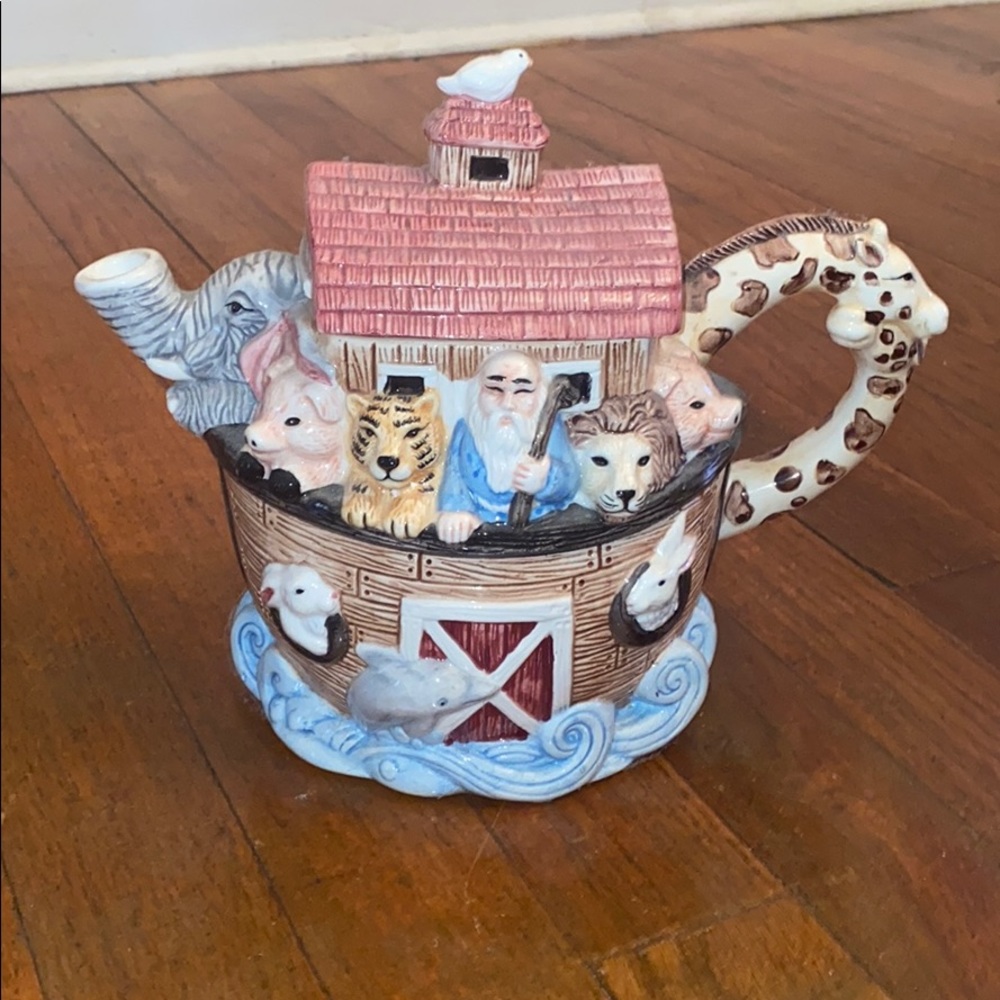 Wang’s International Noah’s Ark Vintange Teapot